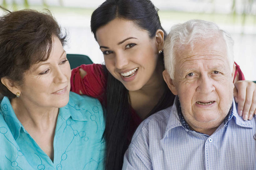 西方人,老年人,三个人,家庭,夫妻,祖母,祖父,坐,笑,微笑,露齿笑,横图,室外,白天,正面,爱情,植物,欧洲,欧洲人,服装,朦胧,模糊,浪漫,注视,休闲装,装饰品,树,树木,衣服,绿色,自然,耳环,饰品,首饰,观察,看,休闲,温暖,温馨,一家人,休闲服,恩爱,搭,恋人,服饰,生长,奶奶,爷爷,成长,观看,祖孙,和睦,察看,搭着,关注,外婆,外孙女,外祖母,外公,外祖父,耳饰,老年男性,老年女性,男人,男性,年轻女性,女人,女性,白种人,夫妇,情侣,孙女,坐着,半身,彩图,伴侣,融洽