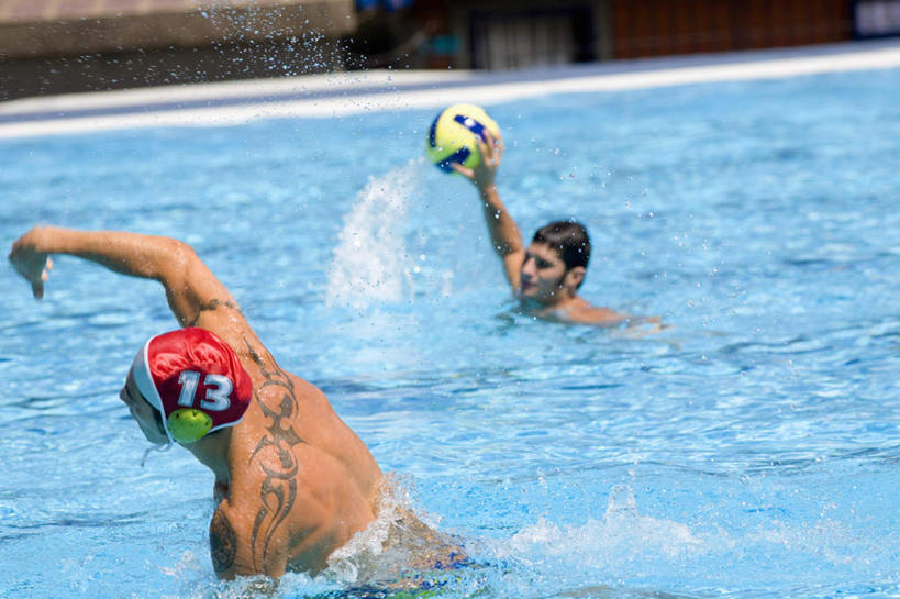 水球,西方人,两个人,伙伴,朋友,运动员,体育馆,游泳池,站,举,横图,室外,白天,正面,锻炼,旅游,度假,友谊,安全,运动,合作,团队,水,帽子,欧洲,欧洲人,握,飞溅,泳帽,溅,液体,水池,水滴,水面,防护,拿,拿着,注视,娱乐,运动器械,泳池,水珠,观察,看,托,站着,享受,休闲,健身器械,放松,战略,握着,耳罩,观看,保护,察看,游泳馆,关注,喷洒,室外运动,游泳帽,保险,健身器材,户外运动,隔音,耳套,保全,周全,安稳,安定,联合,合谋,耳护,水球运动,水球装备,配合,平安,协作,男人,男性,年轻男性,中年男性,白种人,体育运动员,运动选手,举起,举手,举着,向上举,向上伸,向上托,站立,半身,彩图,健身,运动器材