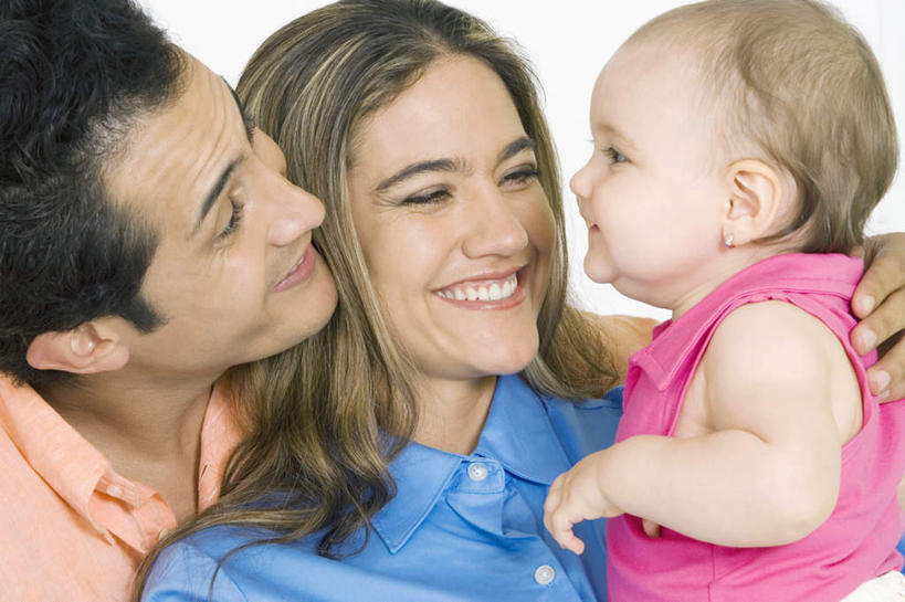 西方人,婴儿,儿童,三个人,家庭,夫妻,母亲,父亲,站,抱,笑,微笑,露齿笑,横图,室内,白天,白色背景,正面,爱情,纯洁,欧洲,欧洲人,服装,浪漫,注视,休闲装,小孩,衣服,粉色,黄色,蓝色,观察,看,站着,休闲,温暖,温馨,父子,母子,三口之家,一家人,休闲服,恩爱,父爱,可爱,母爱,恋人,摄影,服饰,活泼,影棚,抱着,观看,和睦,察看,搂着,关注,宝宝,纯真,烂漫,无邪,伶俐,天真,男人,男性,年轻男性,年轻女性,女人,女性,白种人,孩子,年轻人,夫妇,情侣,怀抱,搂,搂抱,相抱,拥抱,站立,半身,彩图,影棚拍摄,拍摄,伴侣,融洽