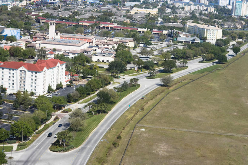 无人,家,高楼大厦,横图,俯视,航拍,室外,白天,度假,办公楼,草地,草坪,美景,植物,城市风光,城市,大厦,道路,建筑,路,摩天大楼,写字楼,公路,美国,房屋,屋子,景观,公寓,交通,娱乐,洋房,楼房,住宅,草,树,树木,绿色,自然,楼宇,享受,休闲,商务楼,景色,放松,生长,成长,北美,北美洲,鸟瞰,美洲,佛罗里达,奥兰多,佛罗里达州,佛州,阳光州,北亚美利加洲,亚美利加洲,奥兰多市,马路,彩图,高角度拍摄,房子,大楼,高层建筑,高楼,摩天楼