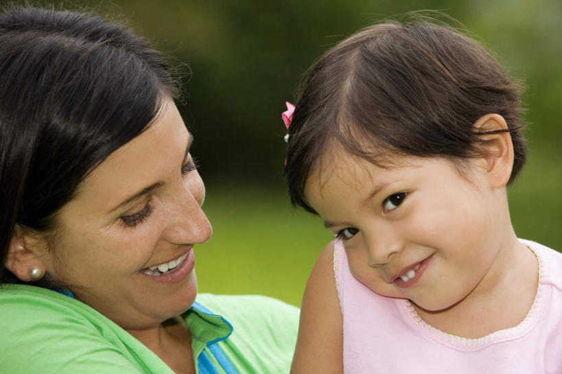 西方人,儿童,中年人,脸,头,脸颊,两个人,家庭,母亲,女儿,笑,微笑,露齿笑,横图,室外,特写,白天,正面,纯洁,草地,草坪,植物,欧洲,欧洲人,服装,朦胧,模糊,装饰,头饰,注视,休闲装,草,树,树木,小孩,衣服,绿色,自然,发饰,饰品,观察,看,休闲,温暖,温馨,母女,一家人,休闲服,可爱,母爱,童年,童趣,服饰,生长,成长,观看,华丽,修饰,点缀,和睦,察看,关注,头绳,童真,烂漫,无邪,配饰,衬托,美观,雅致,雅观,天真,女孩,女人,女性,中年女性,白种人,孩子,头部,脸部,脸蛋,面部,半身,彩图,融洽,发绳,女生