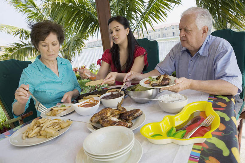 西方人,老年人,三个人,家庭,夫妻,祖母,祖父,坐,笑,微笑,横图,室外,白天,正面,爱情,植物,桌面,桌子,棕榈树,餐具,叶子,欧洲,欧洲人,握,服装,木制,布料,碟子,盘,勺子,陶瓷,绿叶,陶瓷制品,浪漫,拿,布纹,拿着,注视,休闲装,桌布,树,树木,衣服,绿色,自然,盘子,餐巾,木制品,容器,调羹,碟,台布,汤匙,碗,观察,看,休闲,温暖,温馨,一家人,休闲服,嫩叶,恩爱,握着,恋人,服饰,生长,奶奶,爷爷,成长,观看,祖孙,储藏,和睦,察看,储存,关注,棕榈叶,外婆,外孙女,外祖母,外公,外祖父,老年男性,老年女性,男人,男性,年轻女性,女人,女性,白种人,夫妇,情侣,孙女,叶,叶片,坐着,半身,彩图,伴侣,融洽,贮存