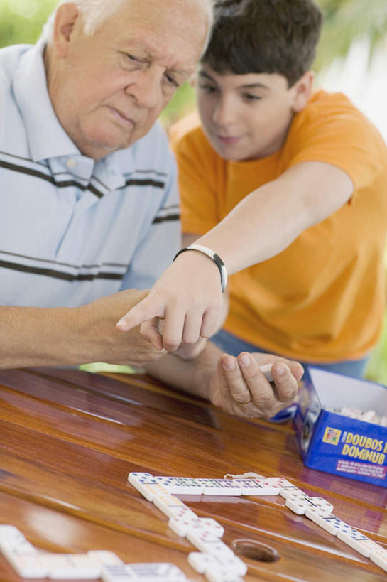 西方人,儿童,老年人,两个人,家庭,祖父,站,坐,竖图,室外,白天,正面,游戏,纯洁,成功,运动,合作,团队,集体,信心,植物,桌面,桌子,棕榈树,叶子,欧洲,欧洲人,握,指,服装,朦胧,模糊,木制,骨牌,绿叶,拿,玩,拿着,注视,指点,休闲装,文化,娱乐,队伍,树,树木,小孩,衣服,绿色,自然,木制品,观察,看,站着,休闲,温暖,温馨,一家人,休闲服,嫩叶,多米诺骨牌,可爱,童年,童趣,专注,握着,服饰,拼搏,生长,爷爷,成长,观看,活动,祖孙,和睦,察看,创造力,高雅,指向,成就,多米诺,发泄,关注,消遣,智力,牌九,合伙,童真,烂漫,无邪,棕榈叶,坚持,外公,外祖父,外孙,外孙子,自信心,品位,宣泄,耐力,体力,连锁反应,想象力,意志力,执着,忍耐,天真,老年男性,男孩,男人,男性,白种人,孩子,孙子,叶,叶片,玩耍,嬉戏,站立,坐着,半身,彩图,融洽,男生