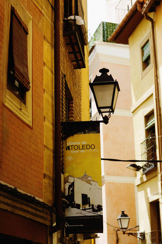 无人,家,栏杆,露台,竖图,室外,白天,仰视,度假,美景,窗户,阳台,城市风光,城市,照明,西班牙,欧洲,壁灯,房屋,墙,屋子,景观,公寓,围栏,灯光,娱乐,洋房,护栏,楼房,玻璃窗,墙壁,墙面,住宅,灯,灯具,享受,休闲,景色,放松,照亮,照明设备,南欧,托莱多,西班牙王国,托莱多省,彩图,低角度拍摄,房子,露天阳台