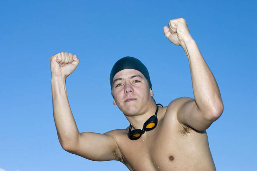 西方人,肌肉,健壮,一个人,站,举,笑,微笑,横图,室外,白天,仰视,锻炼,旅游,度假,运动,帽子,欧洲,欧洲人,仅一个男性,仅一个人,握,阴影,泳帽,光线,眼镜,影子,泳镜,注视,娱乐,鼓励,裸露,仅一个年轻男性,蓝色,黑色,蓝天,天空,阳光,游泳眼镜,天,观察,加油,看,手势,托,握拳,站着,享受,休闲,健康,放松,活力,力量,打气,握着,晴朗,观看,青春,察看,强壮,关注,室外运动,游泳帽,鼓舞,裸,户外运动,万里无云,男人,男性,年轻男性,白种人,晴空,晴空万里,举起,举手,举着,向上举,向上伸,向上托,站立,半身,彩图,低角度拍摄,健身