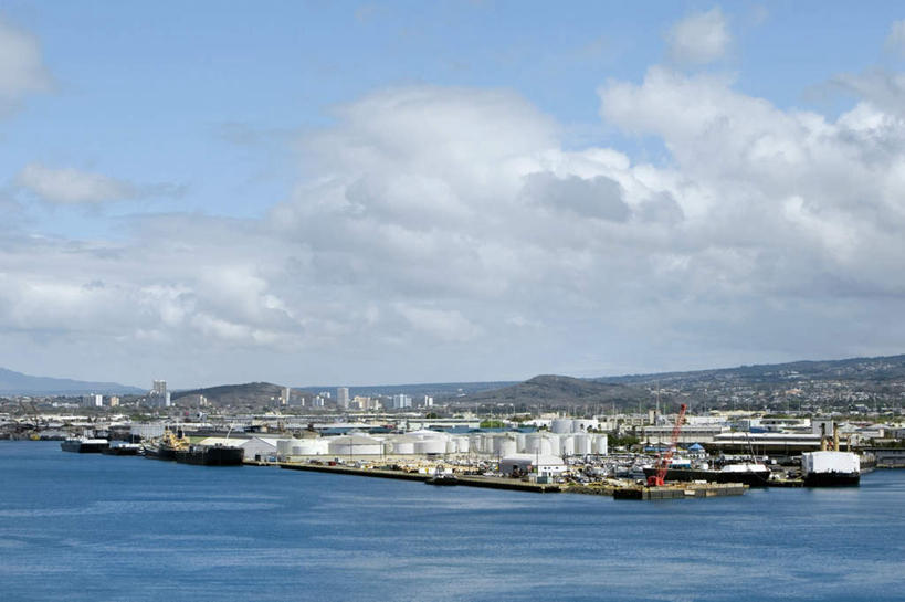 无人,码头,横图,室外,白天,正面,度假,岛屿,海浪,海洋,石头,美景,山,山脉,城市风光,城市,港口,夏威夷,美国,阴影,光线,石子,影子,景观,浪花,山峰,云,云朵,山峦,云彩,娱乐,蓝色,白云,蓝天,天空,阳光,海水,容器,群山,天,享受,休闲,油罐,储油罐,景色,放松,晴朗,储藏,北美,北美洲,储存,美洲,海景,沉积岩,瓦胡岛,欧胡岛,火奴鲁鲁,首府,欧湖岛,夏威夷州,爱洛哈之州,北亚美利加洲,亚美利加洲,聚集之岛,檀香山市,水成岩,存油罐,贮油罐,大海,风浪,海,海水的波动,近岸浪,列岛,群岛,石块,岩石,涌浪,诸岛,晴空,彩图,摆渡口,埠头,渡口,渡头,港湾,海港,货运码头,口岸,商港,贮存,檀香山