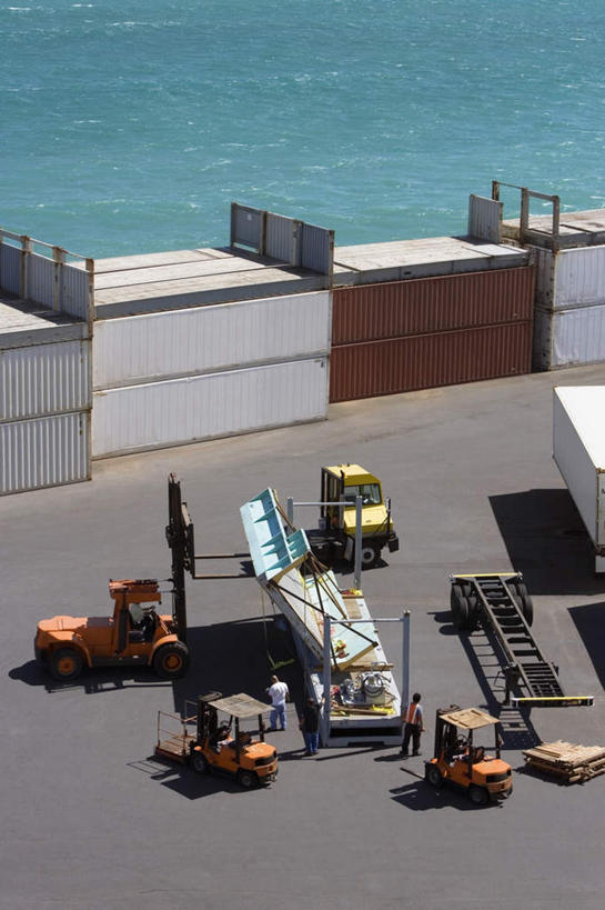 西方人,伙伴,朋友,码头,站,坐,搬运,竖图,俯视,室外,白天,友谊,合作,团队,技术,海浪,海洋,港口,欧洲,欧洲人,五个人,一排,阴影,服装,整齐,并列,并排,光线,影子,浪花,集装箱,许多人,注视,休闲装,货柜,车,排列,衣服,阳光,海水,箱子,交通工具,观察,看,站着,一群人,休闲,休闲服,机械,工程车,战略,工业,运输,服饰,观看,工程,叉车,察看,队列,关注,载具,平行,海景,物流,联合,合谋,交通运输,工作车,配合,协作,男人,男性,中年男性,白种人,大海,风浪,海,海水的波动,近岸浪,涌浪,站立,坐着,彩图,高角度拍摄,全身,摆渡口,埠头,渡口,渡头,港湾,海港,货运码头,口岸,商港