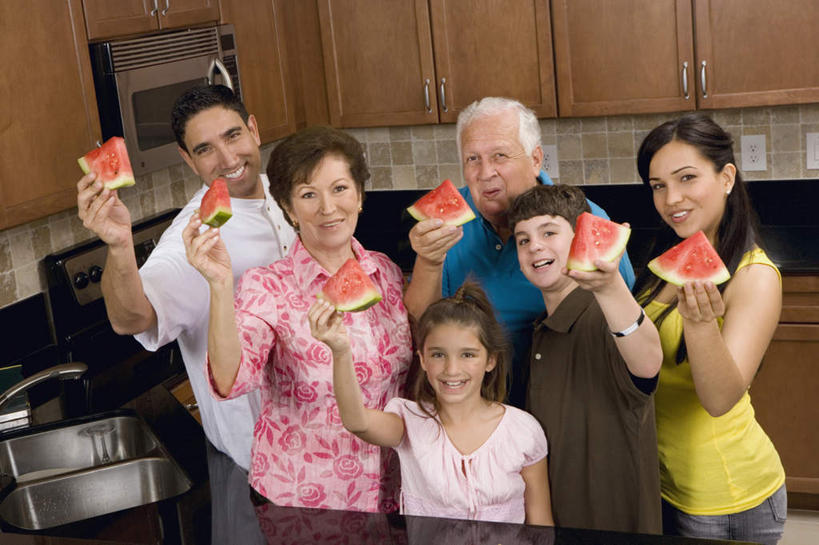 西方人,儿童,中年人,老年人,夫妻,母亲,父亲,女儿,祖母,祖父,三代同堂,站,举,笑,微笑,露齿笑,横图,俯视,室内,白天,爱情,纯洁,厨房,柜子,桌面,桌子,西瓜,水果,欧洲,欧洲人,握,服装,新鲜,木制,水槽,水龙头,生食,食品,果实,储物柜,许多人,浪漫,拿,拿着,注视,休闲装,水斗,祖孙三代,开关,装饰品,食物,小孩,衣服,木制品,饰品,手链,首饰,打开,观察,看,托,站着,一群人,休闲,温暖,温馨,父女,母女,休闲服,恩爱,父爱,可爱,母爱,童年,童趣,握着,恋人,服饰,手镯,有机食品,绿色食品,奶奶,爷爷,观看,祖孙,阀门,和睦,察看,开启,储存,关注,镯子,童真,烂漫,无邪,外婆,外孙女,外祖母,外公,外祖父,外孙,外孙子,水咀,储备,蕴藏,贮备,天真,老年男性,老年女性,男孩,男人,男性,女孩,女人,女性,中年男性,中年女性,白种人,孩子,夫妇,情侣,全家福,孙女,孙子,寒瓜,举起,举手,举着,向上举,向上伸,向上托,站立,半身,彩图,高角度拍摄,灶间,伴侣,融洽,贮存,男生,女生,爸爸,多代同堂,妈妈