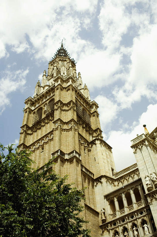 无人,教堂,竖图,室外,白天,仰视,旅游,度假,植物,标志建筑,地标,建筑,西班牙,欧洲,阴影,节日,光线,影子,云,云朵,云彩,文化,娱乐,建设,树,树木,蓝色,绿色,白云,蓝天,天空,阳光,自然,天,祈祷,享受,休闲,健康,旅游胜地,放松,许愿,宗教,信仰,生长,晴朗,成长,纪念,祈求,基督教,南欧,天主教,信念,托莱多,西班牙王国,托莱多省,托莱多大教堂,平安,晴空,彩图,低角度拍摄,大教堂,礼拜堂