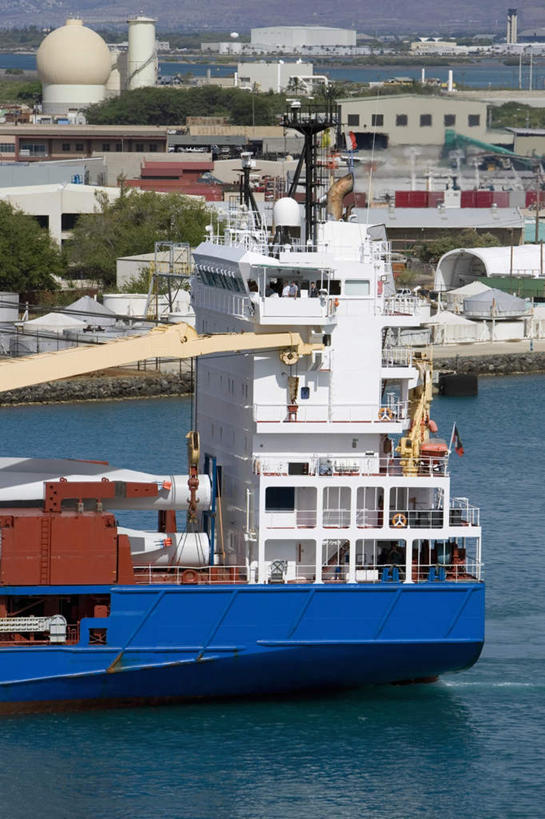 无人,栏杆,码头,竖图,室外,白天,正面,度假,海浪,海洋,美景,树林,植物,城市风光,城市,港口,船,景观,浪花,围栏,娱乐,护栏,游轮,游船,树,树木,绿色,自然,海水,交通工具,享受,休闲,景色,放松,生长,成长,载具,海景,旅游船,大海,风浪,海,海水的波动,近岸浪,涌浪,彩图,摆渡口,埠头,渡口,渡头,港湾,海港,货运码头,口岸,商港