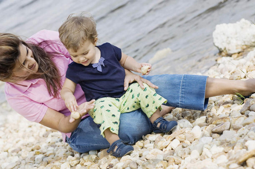 西方人,儿童,中年人,两个人,家庭,母亲,女儿,坐,抱,笑,微笑,露齿笑,横图,室外,白天,正面,旅游,度假,纯洁,海浪,海洋,石头,美景,沙滩,欧洲,欧洲人,服装,沙子,石子,海岸,景观,浪花,沙地,注视,休闲装,娱乐,小孩,衣服,自然,海水,观察,看,享受,休闲,温暖,温馨,母女,一家人,休闲服,景色,放松,可爱,母爱,童年,童趣,服饰,抱着,观看,和睦,察看,搂着,关注,自然风光,海景,童真,烂漫,无邪,沉积岩,水成岩,天真,女孩,女人,女性,中年女性,白种人,孩子,大海,风浪,海,海水的波动,海滩,近岸浪,石块,岩石,涌浪,搂,搂抱,坐着,半身,彩图,融洽,女生