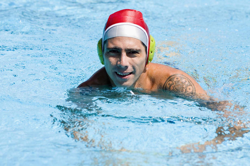 西方人,一个人,体育馆,游泳池,站,笑,微笑,横图,室外,白天,正面,锻炼,旅游,度假,安全,运动,水,帽子,欧洲,欧洲人,仅一个男性,仅一个人,仅一个中年男性,阴影,泳帽,光线,影子,水池,水面,防护,注视,娱乐,泳池,阳光,观察,看,站着,享受,休闲,放松,耳罩,观看,保护,察看,游泳馆,关注,室外运动,游泳帽,保险,户外运动,隔音,耳套,保全,周全,安稳,安定,耳护,平安,男人,男性,中年男性,白种人,站立,半身,彩图,健身