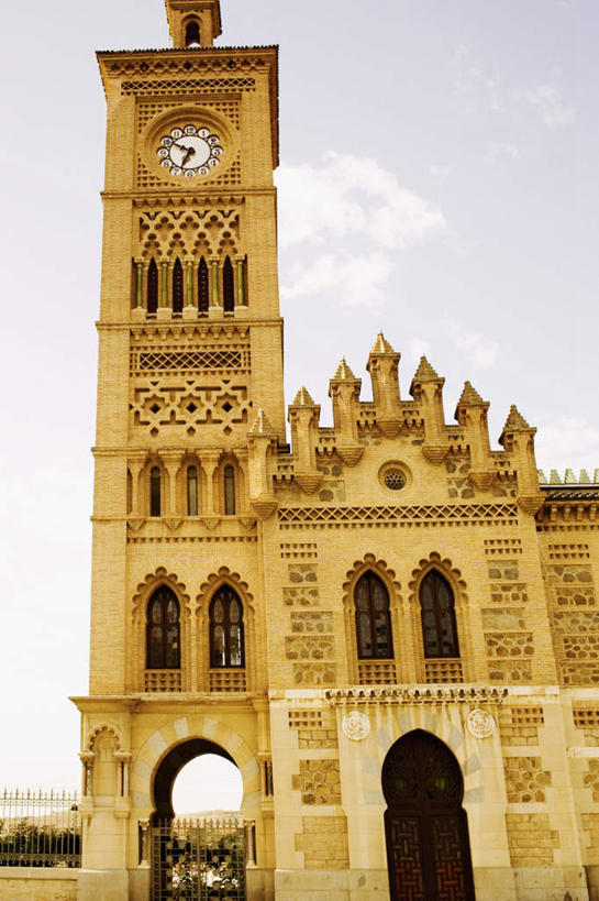 无人,家,竖图,室外,白天,仰视,度假,美景,城市风光,城市,西班牙,欧洲,阴影,时间,光线,时钟,影子,房屋,屋子,景观,云,云朵,公寓,计时,云彩,娱乐,洋房,楼房,住宅,蓝色,白云,蓝天,天空,阳光,钟表,天,享受,休闲,表,景色,放松,晴朗,南欧,托莱多,西班牙王国,塔钟,托莱多省,钟,晴空,彩图,低角度拍摄,房子