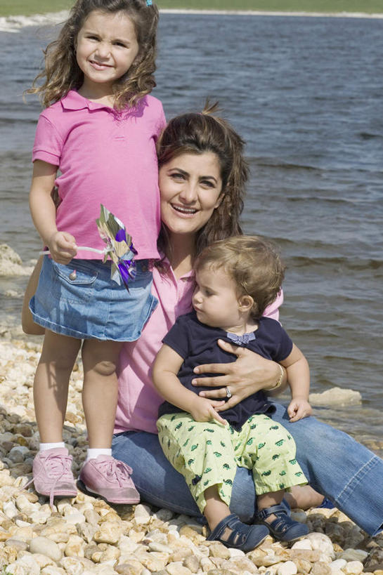 西方人,儿童,中年人,三个人,家庭,母亲,女儿,儿子,站,坐,抱,笑,微笑,露齿笑,竖图,室外,白天,正面,旅游,度假,纯洁,海浪,海洋,石头,美景,沙滩,欧洲,欧洲人,阴影,服装,光线,沙子,石子,影子,海岸,景观,浪花,沙地,注视,休闲装,娱乐,小孩,衣服,阳光,自然,海水,观察,看,站着,享受,休闲,温暖,温馨,母女,母子,一家人,休闲服,景色,放松,可爱,母爱,童年,童趣,服饰,抱着,观看,和睦,察看,搂着,关注,自然风光,海景,童真,烂漫,无邪,沉积岩,水成岩,天真,男孩,男人,男性,女孩,女人,女性,中年女性,白种人,孩子,大海,风浪,海,海水的波动,海滩,近岸浪,石块,岩石,涌浪,搂,搂抱,站立,坐着,彩图,全身,融洽,男生,女生