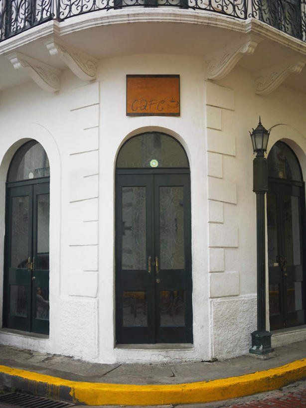 无人,家,竖图,室外,白天,正面,度假,美景,别墅,窗户,落地窗,城市风光,城市,路灯,照明,巴拿马,房屋,墙,屋子,景观,公寓,灯光,娱乐,洋房,楼房,玻璃窗,墙壁,墙面,住宅,灯,享受,休闲,景色,放松,照亮,中美洲,照明设备,美洲,亚美利加洲,巴拿马共和国,彩图,房子