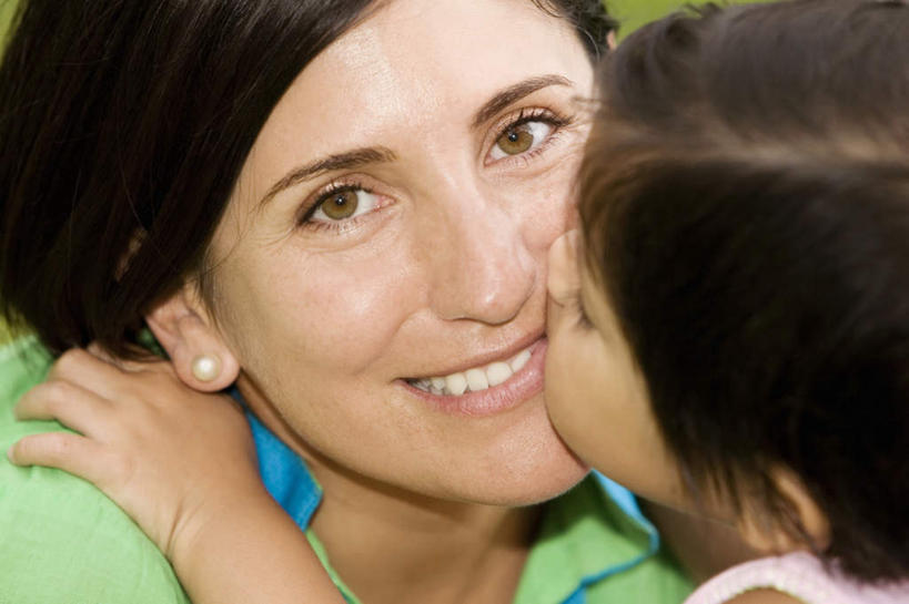 西方人,儿童,中年人,脸,头,脸颊,头发,两个人,家庭,母亲,女儿,笑,吻,微笑,露齿笑,横图,室外,特写,白天,正面,纯洁,欧洲,欧洲人,服装,棕色,注视,休闲装,装饰品,小孩,衣服,耳环,饰品,首饰,观察,看,休闲,温暖,温馨,母女,一家人,休闲服,可爱,母爱,童年,童趣,服饰,观看,和睦,察看,关注,童真,烂漫,无邪,耳饰,天真,女孩,女人,女性,中年女性,白种人,孩子,头部,直发,脸部,脸蛋,面部,亲,亲吻,半身,彩图,融洽,短发,女生