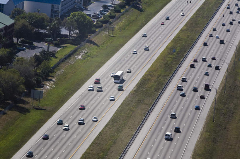 无人,横图,俯视,室外,白天,度假,草地,草坪,美景,植物,城市风光,城市,道路,路,公路,汽车,美国,阴影,光线,影子,景观,交通,娱乐,车,草,树,树木,绿色,阳光,自然,交通工具,轿车,享受,休闲,景色,放松,生长,成长,北美,北美洲,载具,美洲,佛罗里达,奥兰多,佛罗里达州,佛州,阳光州,北亚美利加洲,亚美利加洲,奥兰多市,马路,彩图,高角度拍摄