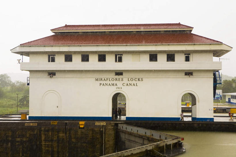 西方人,两个人,家,站,横图,室外,白天,正面,度假,灌溉,美景,门,城市风光,城市,道路,建筑,路,欧洲,巴拿马,欧洲人,行人,游客,游人,蓄水,服装,英文,标志,文字,字符,字母,房屋,墙,屋子,景观,公寓,拱门,小路,交通,注视,休闲装,娱乐,标识,建设,洋房,楼房,路人,旅客,墙壁,墙面,水坝,水库,住宅,衣服,门框,观察,看,站着,享受,休闲,休闲服,发电,景色,放松,服饰,观看,英文字母,察看,中美洲,关注,美洲,坝,航运,亚美利加洲,防洪,供水,水力发电,巴拿马共和国,过客,巴拿马运河,男人,男性,女人,女性,中年男性,中年女性,白种人,站立,半身,彩图,房子