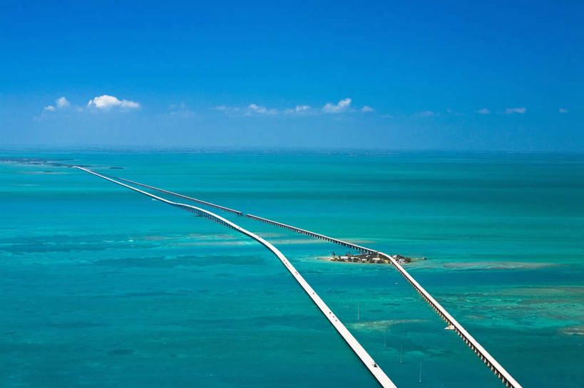 无人,横图,俯视,航拍,室外,白天,旅游,度假,海浪,海洋,美景,大桥,立交桥,桥梁,美国,阴影,光线,影子,景观,浪花,水平线,云,云朵,高架,斜拉桥,桥,辽阔,海平线,云彩,娱乐,蓝色,白云,蓝天,天空,阳光,自然,海水,天,享受,休闲,广阔,景色,放松,晴朗,一望无际,北美,北美洲,鸟瞰,自然风光,美洲,海景,佛罗里达,佛罗里达州,佛州,阳光州,北亚美利加洲,亚美利加洲,无边无际,一马平川,大海,风浪,海,海水的波动,近岸浪,涌浪,晴空,彩图,高角度拍摄,水天相接,水天一线