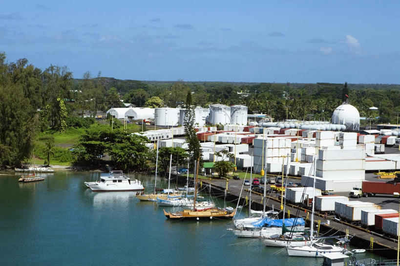 无人,码头,横图,室外,白天,正面,度假,草地,草坪,岛屿,美景,森林,树林,植物,城市风光,城市,港口,轮船,船,夏威夷,美国,阴影,光线,影子,景观,云,云朵,集装箱,云彩,娱乐,货柜,草,树,树木,蓝色,绿色,白云,蓝天,天空,阳光,自然,容器,箱子,交通工具,天,享受,休闲,油罐,储油罐,景色,放松,运输,生长,晴朗,成长,储藏,北美,北美洲,储存,载具,美洲,物流,夏威夷岛,夏威夷州,爱洛哈之州,北亚美利加洲,亚美利加洲,大岛,存油罐,贮油罐,列岛,群岛,诸岛,晴空,彩图,摆渡口,埠头,渡口,渡头,港湾,海港,货运码头,口岸,商港,贮存