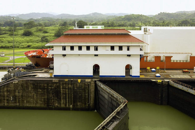 无人,家,横图,室外,白天,正面,度假,灌溉,草地,草坪,河流,石头,美景,山,山脉,树林,水,植物,城市风光,城市,建筑,巴拿马,蓄水,石子,房屋,墙,屋子,河水,景观,山顶,山峰,水流,山峦,娱乐,建设,楼房,墙壁,墙面,水坝,水库,住宅,草,树,树木,蓝色,绿色,蓝天,天空,自然,群山,天,享受,休闲,发电,景色,放松,生长,晴朗,成长,中美洲,美洲,沉积岩,坝,航运,万里无云,亚美利加洲,防洪,供水,水力发电,巴拿马共和国,颠峰,极峰,巴拿马运河,水成岩,石块,岩石,晴空,晴空万里,彩图,房子