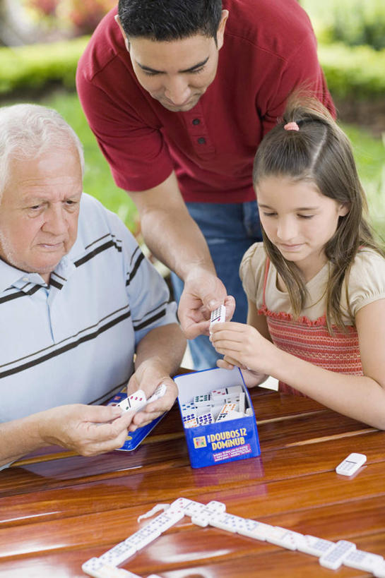 西方人,儿童,三个人,家庭,父亲,女儿,祖父,站,坐,竖图,室外,白天,正面,游戏,成功,运动,合作,团队,集体,信心,草地,草坪,植物,桌面,桌子,欧洲,欧洲人,握,服装,朦胧,模糊,木制,骨牌,拿,玩,拿着,注视,休闲装,文化,娱乐,队伍,草,树,树木,小孩,衣服,绿色,自然,木制品,观察,看,站着,休闲,温暖,温馨,父女,一家人,休闲服,多米诺骨牌,父爱,专注,握着,服饰,拼搏,生长,爷爷,成长,观看,活动,祖孙,和睦,察看,创造力,高雅,成就,多米诺,发泄,关注,消遣,智力,牌九,合伙,坚持,外孙女,外公,外祖父,自信心,品位,宣泄,耐力,体力,连锁反应,想象力,意志力,执着,忍耐,老年男性,男人,男性,女孩,女人,女性,中年男性,白种人,孩子,孙女,玩耍,嬉戏,站立,坐着,半身,彩图,融洽,女生