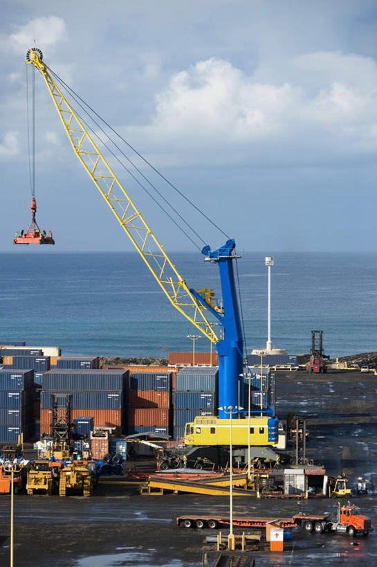 无人,码头,竖图,俯视,室外,白天,度假,技术,岛屿,海浪,海洋,美景,沙滩,城市风光,城市,港口,建筑,夏威夷,美国,阴影,光线,沙子,影子,海岸,景观,浪花,水平线,云,云朵,辽阔,集装箱,海平线,沙地,云彩,娱乐,设备,货柜,施工,蓝色,白云,蓝天,天空,阳光,海水,箱子,天,享受,休闲,广阔,机械,起重机,景色,放松,运输,晴朗,一望无际,工程,北美,北美洲,美洲,海景,物流,瓦胡岛,欧胡岛,火奴鲁鲁,首府,欧湖岛,夏威夷州,爱洛哈之州,北亚美利加洲,亚美利加洲,聚集之岛,檀香山市,无边无际,一马平川,大海,风浪,海,海水的波动,海滩,近岸浪,列岛,群岛,涌浪,诸岛,晴空,彩图,高角度拍摄,摆渡口,埠头,渡口,渡头,港湾,海港,货运码头,口岸,商港,水天相接,水天一线,檀香山
