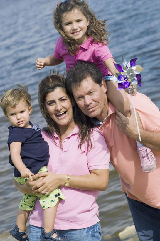 西方人,儿童,中年人,四个人,家庭,夫妻,母亲,父亲,女儿,儿子,站,坐,抱,笑,微笑,露齿笑,竖图,室外,白天,正面,爱情,旅游,度假,快乐,自由,幸福,纯洁,海浪,海洋,美景,沙滩,风车,玩具,欧洲,欧洲人,握,阴影,服装,光线,沙子,影子,海岸,景观,浪花,沙地,浪漫,拿,拿着,注视,休闲装,娱乐,小孩,骑,衣服,阳光,自然,海水,观察,看,扛,站着,享受,休闲,温暖,温馨,喜庆,父女,父子,母女,母子,一家人,休闲服,景色,恩爱,放松,父爱,活力,可爱,母爱,童年,童趣,握着,恋人,服饰,抱着,观看,希望,吉祥,和睦,察看,搂着,象征,关注,自然风光,和平,梦想,海景,童真,烂漫,无邪,忠诚,进取,灵动,勇敢,勤奋,扛在肩上,骑在肩上,天真,团结,幸运,男孩,男人,男性,女孩,女人,女性,中年男性,中年女性,白种人,孩子,夫妇,情侣,大海,风浪,海,海水的波动,海滩,近岸浪,涌浪,搂,搂抱,站立,坐着,半身,彩图,伴侣,融洽,男生,女生