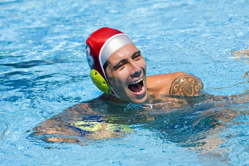 水球,西方人,一个人,体育馆,游泳池,笑,微笑,露齿笑,横图,室外,白天,正面,锻炼,旅游,度假,时尚,安全,运动,水,帽子,欧洲,欧洲人,仅一个男性,仅一个人,仅一个中年男性,握,泳帽,水池,水面,防护,拿,拿着,注视,文化,娱乐,运动器械,泳池,纹身,一个,观察,看,张嘴,享受,休闲,健身器械,放松,个性,握着,信仰,单个,耳罩,观看,保护,察看,游泳馆,关注,室外运动,游泳帽,刺青,追求,保险,健身器材,户外运动,隔音,耳套,想象,张大嘴巴,文身,勇气,崇拜,张扬,保全,周全,安稳,安定,耳护,水球运动,水球装备,平安,男人,男性,中年男性,白种人,张开嘴,半身,彩图,健身,运动器材