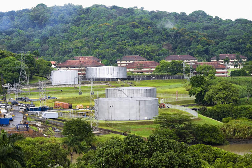 无人,家,横图,室外,白天,正面,度假,石头,美景,森林,山,山脉,树林,植物,城市风光,城市,巴拿马,电力,钢材,电缆,电线,石子,支架,房屋,屋子,景观,山顶,山峰,公寓,山峦,娱乐,电塔,洋房,楼房,住宅,树,树木,绿色,自然,群山,享受,休闲,景色,放松,生长,能源,成长,支撑,资源,中美洲,美洲,供电设备,沉积岩,高压电塔,高压输电线,亚美利加洲,高压电线塔,高压塔,巴拿马共和国,颠峰,极峰,巴拿马运河,水成岩,石块,岩石,彩图,房子