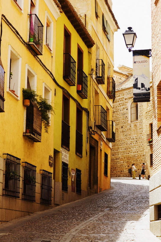 西方人,两个人,家,走,竖图,室外,白天,正面,度假,石头,美景,窗户,城市风光,城市,道路,路,照明,西班牙,欧洲,欧洲人,一排,行人,游客,游人,服装,整齐,并列,并排,壁灯,石子,房屋,墙,屋子,景观,公寓,小路,灯光,交通,注视,休闲装,娱乐,洋房,楼房,路人,旅客,玻璃窗,墙壁,墙面,住宅,灯,排列,衣服,灯具,观察,看,享受,休闲,休闲服,景色,放松,服饰,观看,照亮,察看,照明设备,队列,关注,南欧,平行,托莱多,西班牙王国,托莱多省,过客,年轻女性,女人,女性,白种人,石块,步行,散步,走路,彩图,全身,房子