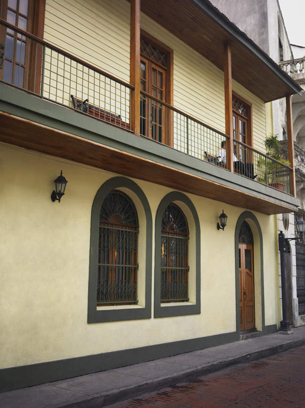 西方人,一个人,家,栏杆,露台,坐,竖图,室外,白天,仰视,度假,石头,美景,植物,窗户,阳台,城市风光,城市,照明,欧洲,巴拿马,欧洲人,仅一个男性,仅一个人,一排,服装,整齐,并列,并排,壁灯,盆栽,石子,房屋,墙,屋子,景观,公寓,围栏,灯光,盆景,首都,注视,休闲装,娱乐,洋房,护栏,楼房,玻璃窗,墙壁,墙面,住宅,灯,排列,仅一个年轻男性,衣服,绿色,自然,灯具,观察,看,享受,休闲,休闲服,景色,放松,服饰,生长,成长,观看,照亮,察看,中美洲,照明设备,队列,关注,美洲,平行,亚美利加洲,巴拿马城,巴拿马共和国,男人,男性,年轻男性,白种人,石块,坐着,彩图,低角度拍摄,全身,房子,露天阳台