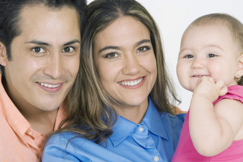 西方人,婴儿,儿童,三个人,家庭,夫妻,母亲,父亲,站,抱,笑,微笑,露齿笑,横图,室内,白天,白色背景,正面,爱情,纯洁,欧洲,欧洲人,服装,浪漫,注视,休闲装,小孩,衣服,粉色,黄色,蓝色,观察,看,站着,休闲,温暖,温馨,父子,母子,三口之家,一家人,休闲服,恩爱,父爱,可爱,母爱,恋人,摄影,服饰,活泼,影棚,抱着,观看,和睦,察看,搂着,关注,宝宝,纯真,烂漫,无邪,伶俐,天真,男人,男性,年轻男性,年轻女性,女人,女性,白种人,孩子,年轻人,夫妇,情侣,搂,搂抱,站立,半身,彩图,影棚拍摄,拍摄,伴侣,融洽