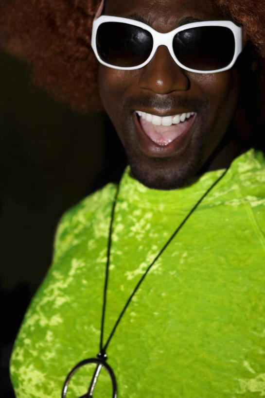 西方人,一个人,站,笑,大笑,竖图,室内,白天,正面,兴奋,项链,欧洲,非洲,黑人,欧洲人,仅一个男性,仅一个人,仅一个中年男性,服装,墨镜,眼镜,注视,休闲装,装饰品,衣服,绿色,饰品,首饰,太阳镜,太阳眼镜,观察,看,站着,张嘴,休闲,休闲服,遮阳镜,服饰,观看,察看,关注,张大嘴巴,哈哈大笑,男人,男性,中年男性,非洲人,张开嘴,站立,半身,彩图,高兴,狂笑