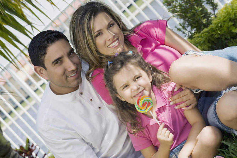 西方人,儿童,三个人,家庭,夫妻,母亲,父亲,女儿,栏杆,坐,笑,微笑,露齿笑,横图,室外,白天,正面,爱情,纯洁,植物,棕榈树,叶子,欧洲,欧洲人,握,阴影,服装,光线,棒棒糖,影子,围栏,食品,糖,糖果,甜点,甜品,绿叶,浪漫,拿,拿着,注视,休闲装,护栏,树,树木,食物,小孩,衣服,绿色,阳光,自然,甜食,观察,看,休闲,温暖,温馨,父女,母女,三口之家,一家人,休闲服,嫩叶,恩爱,父爱,可爱,母爱,童年,童趣,握着,恋人,服饰,生长,成长,观看,和睦,察看,关注,童真,烂漫,无邪,棕榈叶,波板糖,天真,男人,男性,年轻男性,年轻女性,女孩,女人,女性,白种人,孩子,年轻人,夫妇,情侣,叶,叶片,坐着,半身,彩图,伴侣,融洽,女生