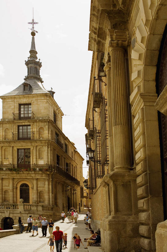 西方人,儿童,家,教堂,走,竖图,室外,白天,正面,度假,纯洁,美景,城市风光,城市,道路,路,西班牙,欧洲,欧洲人,行人,游客,游人,服装,节日,房屋,屋子,景观,公寓,小路,交通,许多人,注视,休闲装,文化,娱乐,洋房,楼房,路人,旅客,住宅,小孩,衣服,观察,看,祈祷,一群人,享受,休闲,健康,休闲服,景色,放松,可爱,童年,童趣,许愿,宗教,服饰,信仰,观看,纪念,祈求,察看,关注,南欧,童真,信念,烂漫,无邪,托莱多,西班牙王国,托莱多省,过客,平安,天真,男孩,男人,男性,年轻男性,年轻女性,女孩,女人,女性,中年男性,中年女性,白种人,步行,散步,走路,半身,彩图,房子,大教堂,礼拜堂,男生,女生