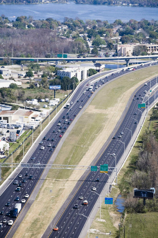无人,家,竖图,俯视,航拍,室外,白天,度假,草地,草坪,海浪,海洋,美景,植物,城市风光,城市,道路,立交桥,路,路灯,公路,照明,美国,房屋,屋子,景观,浪花,灯光,交通,娱乐,楼房,住宅,灯,草,树,树木,绿色,自然,海水,享受,休闲,景色,放松,生长,成长,照亮,北美,北美洲,照明设备,鸟瞰,美洲,海景,佛罗里达,奥兰多,佛罗里达州,佛州,阳光州,北亚美利加洲,亚美利加洲,奥兰多市,大海,风浪,海,海水的波动,近岸浪,涌浪,立体交叉桥,马路,彩图,高角度拍摄,房子