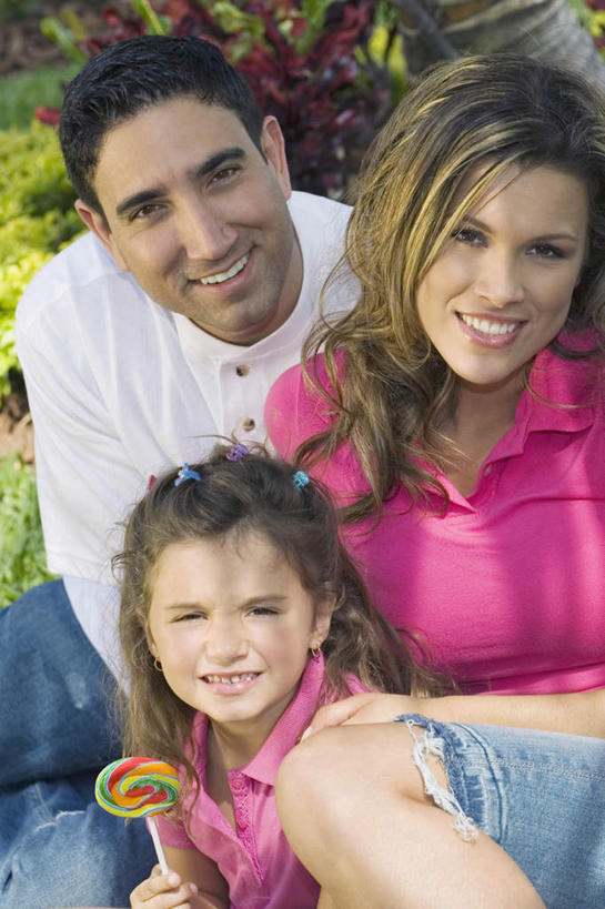 西方人,儿童,三个人,家庭,夫妻,母亲,父亲,女儿,坐,笑,微笑,露齿笑,竖图,室外,白天,正面,爱情,纯洁,信用卡,草地,草坪,植物,欧洲,欧洲人,握,服装,棒棒糖,食品,糖,糖果,甜点,甜品,浪漫,拿,拿着,休闲装,草,树,树木,食物,一个,小孩,衣服,绿色,自然,甜食,休闲,温暖,温馨,父女,母女,三口之家,一家人,休闲服,卡,恩爱,父爱,可爱,母爱,童年,童趣,握着,储蓄卡,恋人,服饰,生长,单个,成长,和睦,童真,烂漫,无邪,波板糖,天真,银行卡,男人,男性,年轻男性,年轻女性,女孩,女人,女性,白种人,孩子,年轻人,夫妇,情侣,坐着,半身,彩图,伴侣,融洽,女生