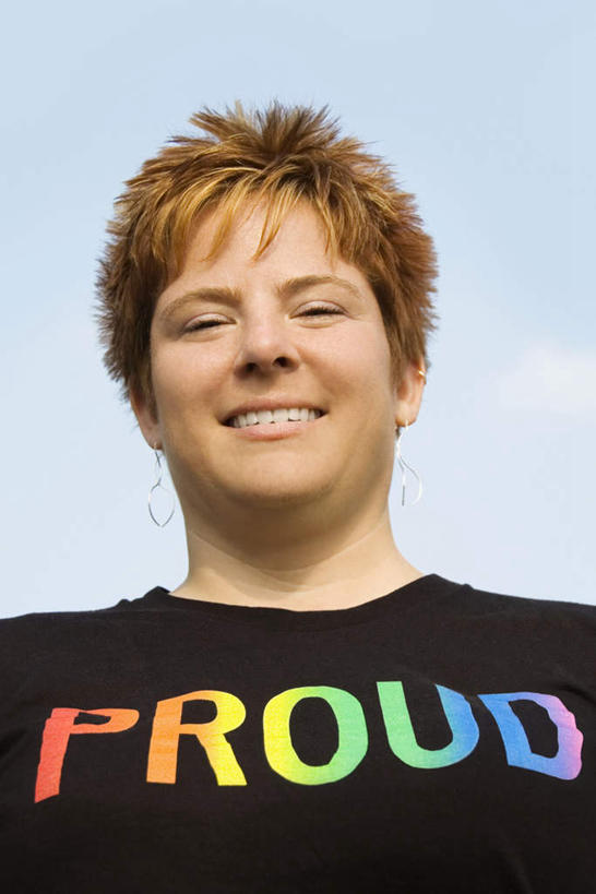 西方人,脸,头,脸颊,脖子,一个人,站,笑,微笑,露齿笑,竖图,彩色,室外,特写,白天,仰视,欧洲,欧洲人,仅一个年轻女性,仅一个女性,仅一个人,阴影,服装,光线,英文,标志,文字,影子,字符,字母,云,云朵,云彩,注视,休闲装,标识,肩膀,衣服,蓝色,黑色,白云,蓝天,天空,阳光,天,观察,看,站着,休闲,休闲服,服饰,晴朗,观看,五颜六色,英文字母,色彩斑斓,察看,关注,五彩缤纷,五彩斑斓,五光十色,年轻女性,女人,女性,白种人,头部,脖,颈,颈部,脸部,脸蛋,面部,晴空,站立,半身,彩图,低角度拍摄