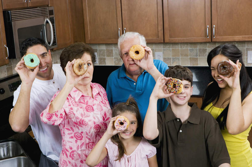 点心,面包,西方人,儿童,中年人,老年人,夫妻,母亲,父亲,女儿,祖母,祖父,三代同堂,站,笑,微笑,露齿笑,横图,室内,白天,正面,爱情,烹饪,纯洁,厨房,柜子,厨具,欧洲,欧洲人,握,服装,电器,食品,面点,储物柜,许多人,浪漫,拿,拿着,注视,休闲装,祖孙三代,食物,糕点,小孩,衣服,甜甜圈,观察,看,站着,一群人,休闲,温暖,温馨,父女,母女,休闲服,恩爱,父爱,可爱,母爱,童年,童趣,握着,恋人,服饰,奶奶,爷爷,观看,祖孙,微波炉,和睦,察看,家电,家用电器,储存,关注,微波,炊具,童真,烂漫,无邪,烹饪用具,外婆,外孙女,外祖母,外公,外祖父,外孙,外孙子,储备,蕴藏,贮备,多纳滋面包,唐纳滋,天真,老年男性,老年女性,男孩,男人,男性,女孩,女人,女性,中年男性,中年女性,白种人,孩子,夫妇,情侣,全家福,孙女,孙子,烹调用具,面包圈,烹调,站立,半身,彩图,灶间,伴侣,融洽,贮存,小家电,男生,女生,爸爸,多代同堂,妈妈