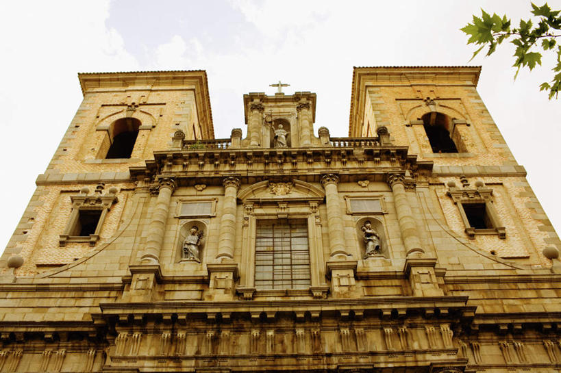 无人,教堂,横图,室外,白天,仰视,旅游,度假,石头,植物,标志建筑,地标,建筑,西班牙,欧洲,阴影,节日,光线,石子,影子,墙,云,云朵,云彩,文化,娱乐,建设,墙壁,墙面,树,树木,蓝色,绿色,白云,蓝天,天空,阳光,自然,天,祈祷,享受,休闲,健康,旅游胜地,放松,许愿,宗教,信仰,生长,晴朗,成长,纪念,祈求,基督教,南欧,天主教,信念,托莱多,西班牙王国,托莱多省,平安,石块,晴空,彩图,低角度拍摄,大教堂,礼拜堂