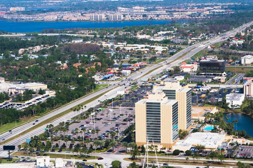 无人,家,高楼大厦,横图,俯视,航拍,室外,白天,度假,办公楼,湖,湖泊,美景,水,植物,城市风光,城市,大厦,道路,建筑,路,摩天大楼,写字楼,公路,汽车,美国,房屋,屋子,湖面,景观,水流,水面,公寓,交通,娱乐,洋房,楼房,住宅,车,树,树木,绿色,自然,楼宇,交通工具,轿车,湖水,享受,休闲,商务楼,景色,放松,生长,成长,北美,北美洲,鸟瞰,载具,美洲,佛罗里达,奥兰多,佛罗里达州,佛州,阳光州,北亚美利加洲,亚美利加洲,奥兰多市,马路,彩图,高角度拍摄,房子,大楼,高层建筑,高楼,摩天楼