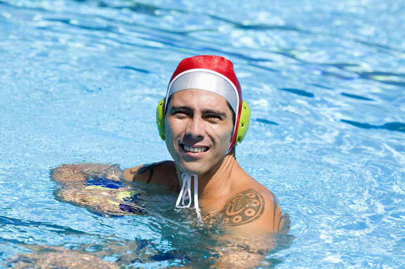 水球,西方人,一个人,体育馆,游泳池,站,抱,笑,微笑,露齿笑,横图,俯视,室外,白天,锻炼,旅游,度假,时尚,安全,运动,水,帽子,欧洲,欧洲人,仅一个男性,仅一个人,仅一个中年男性,阴影,泳帽,光线,影子,水池,水面,防护,注视,文化,娱乐,运动器械,泳池,纹身,一个,红色,阳光,观察,看,站着,享受,休闲,健身器械,放松,个性,信仰,单个,耳罩,抱着,观看,保护,察看,游泳馆,搂着,关注,室外运动,游泳帽,刺青,追求,保险,健身器材,户外运动,隔音,耳套,想象,文身,勇气,崇拜,张扬,保全,周全,安稳,安定,耳护,水球运动,水球装备,平安,男人,男性,中年男性,白种人,搂,搂抱,站立,半身,彩图,高角度拍摄,健身,运动器材