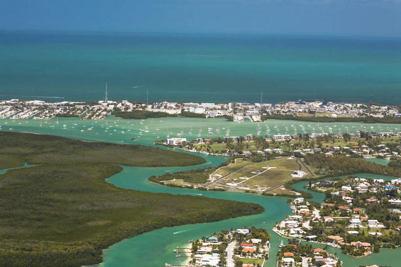 无人,家,码头,横图,俯视,航拍,室外,白天,度假,岛屿,海浪,海洋,美景,沙滩,城市风光,城市,港口,美国,阴影,光线,沙子,影子,房屋,屋子,岛,海岸,景观,浪花,水平线,辽阔,海平线,沙地,娱乐,楼房,住宅,蓝色,蓝天,天空,阳光,海水,天,享受,休闲,广阔,景色,放松,晴朗,一望无际,北美,北美洲,鸟瞰,美洲,海景,佛罗里达,佛罗里达州,佛州,阳光州,万里无云,北亚美利加洲,亚美利加洲,无边无际,一马平川,佛罗里达半岛,大海,风浪,海,海水的波动,海滩,近岸浪,列岛,群岛,涌浪,诸岛,晴空,晴空万里,彩图,高角度拍摄,房子,摆渡口,埠头,渡口,渡头,港湾,海港,货运码头,口岸,商港,水天相接,水天一线,佛罗里达群岛