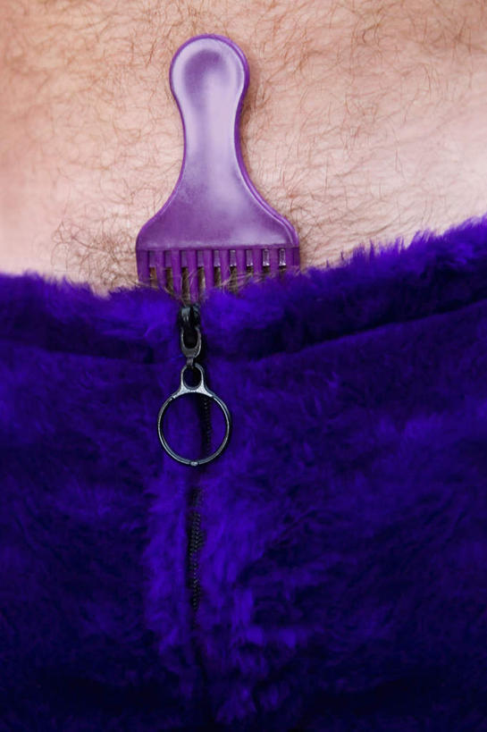 西方人,腹部,一个人,站,竖图,室内,特写,白天,正面,欧洲,欧洲人,仅一个男性,仅一个人,一把,裤子,梳子,仅一个年轻男性,紫色,日用品,站着,美发用品,男人,男性,年轻男性,白种人,腹,肚子,站立,半身,彩图