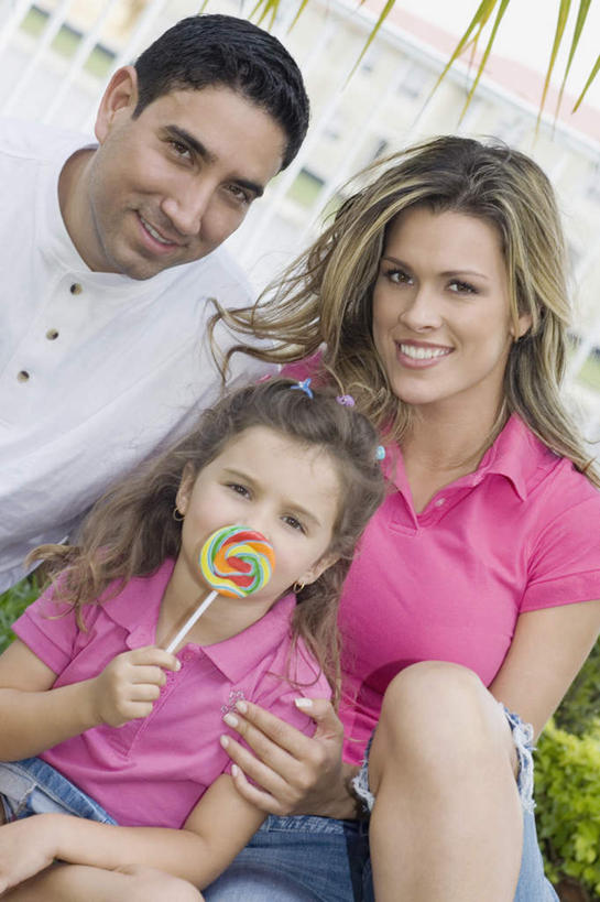 西方人,儿童,三个人,家庭,夫妻,母亲,父亲,女儿,坐,笑,微笑,露齿笑,竖图,室外,白天,正面,爱情,纯洁,草地,草坪,植物,欧洲,欧洲人,握,服装,棒棒糖,食品,糖,糖果,甜点,甜品,浪漫,拿,拿着,注视,休闲装,草,树,树木,食物,一个,小孩,衣服,绿色,自然,甜食,观察,看,休闲,温暖,温馨,父女,母女,三口之家,一家人,休闲服,恩爱,父爱,可爱,母爱,童年,童趣,握着,恋人,服饰,生长,单个,成长,观看,和睦,察看,关注,童真,烂漫,无邪,波板糖,天真,男人,男性,年轻男性,年轻女性,女孩,女人,女性,白种人,孩子,年轻人,夫妇,情侣,坐着,半身,彩图,伴侣,融洽,女生