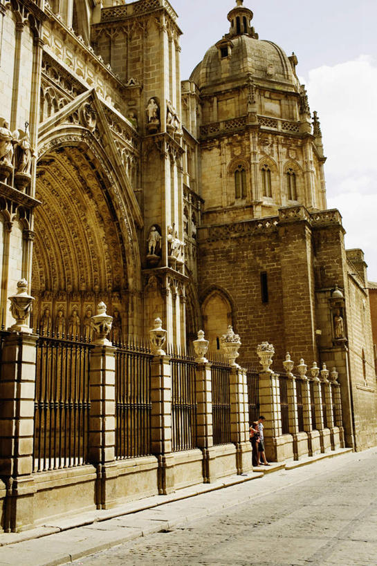 西方人,两个人,教堂,栏杆,走,竖图,室外,白天,仰视,爱情,旅游,度假,标志建筑,地标,建筑,西班牙,欧洲,欧洲人,阴影,服装,节日,光线,影子,云,云朵,围栏,浪漫,云彩,注视,休闲装,文化,娱乐,建设,护栏,衣服,蓝色,白云,蓝天,天空,阳光,天,观察,看,祈祷,享受,休闲,健康,温暖,温馨,休闲服,旅游胜地,恩爱,放松,许愿,恋人,宗教,服饰,信仰,晴朗,观看,纪念,祈求,和睦,察看,基督教,关注,南欧,天主教,信念,托莱多,西班牙王国,托莱多省,托莱多大教堂,平安,男人,男性,年轻男性,年轻女性,女人,女性,白种人,情侣,晴空,步行,散步,走路,彩图,低角度拍摄,全身,大教堂,礼拜堂,伴侣,融洽