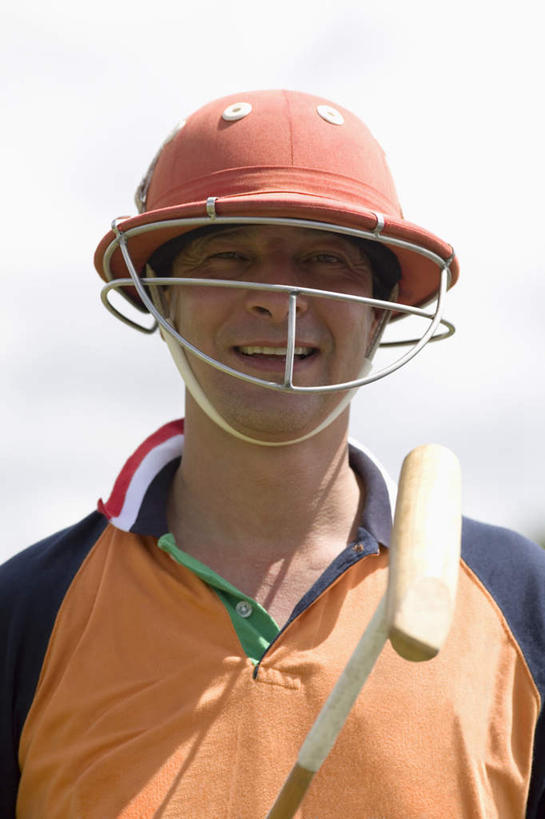 西方人,一个人,站,笑,微笑,露齿笑,竖图,室外,白天,正面,运动服,锻炼,旅游,度假,运动,帽子,欧洲,欧洲人,仅一个男性,仅一个人,仅一个中年男性,握,阴影,服装,光线,头盔,影子,云,云朵,拿,云彩,拿着,注视,娱乐,运动器械,衣服,蓝色,白云,蓝天,天空,阳光,安全帽,天,观察,看,站着,享受,休闲,健身器械,放松,握着,服饰,晴朗,观看,察看,衣着,穿着,关注,室外运动,健身器材,户外运动,马球,衣饰,打毬,击鞠,男人,男性,中年男性,白种人,晴空,站立,半身,彩图,健身,运动器材,运动装