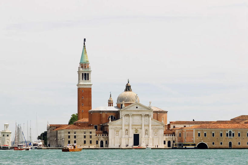 无人,家,教堂,横图,室外,白天,正面,旅游,度假,河流,名胜古迹,水,窗户,标志建筑,地标,建筑,船,意大利,欧洲,威尼斯,波纹,节日,遗迹,房屋,墙,屋子,河水,水流,公寓,木船,涟漪,古迹,文化,文物,娱乐,建设,古建筑,洋房,楼房,玻璃窗,墙壁,墙面,住宅,蓝色,倒影,蓝天,水纹,天空,交通工具,波浪,天,祈祷,享受,休闲,健康,旅游胜地,放松,许愿,宗教,信仰,晴朗,纪念,祈求,倒映,舟,基督教,南欧,天主教,载具,信念,古文明,万里无云,意大利共和国,水晕,反照,平安,晴空,晴空万里,彩图,房子,大教堂,礼拜堂,圣乔治.马焦雷教堂,圣乔治.马焦雷岛