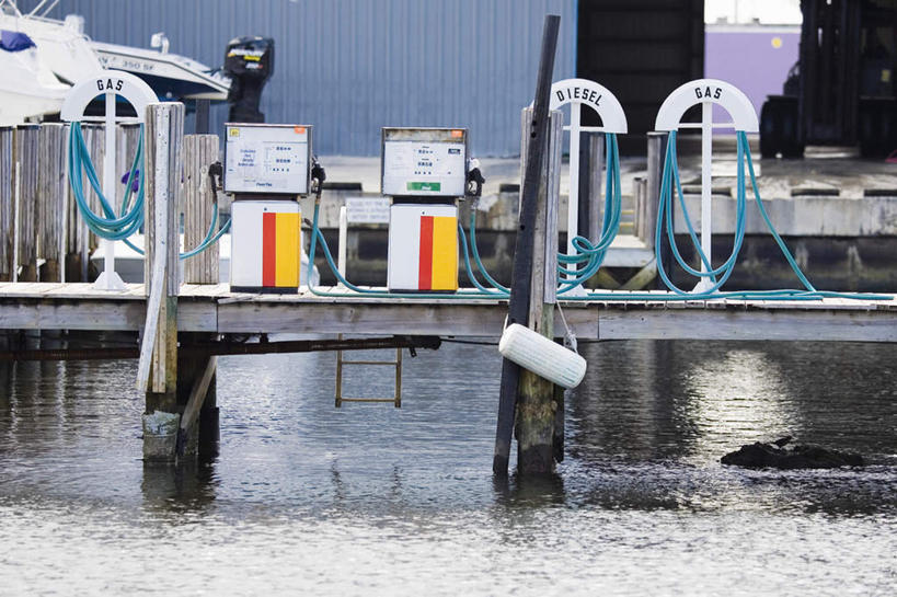 无人,横图,室外,白天,正面,河流,水,波纹,英文,标志,文字,字符,字母,河水,水流,涟漪,标识,倒影,水纹,波浪,加油站,英文字母,倒映,加油枪,水晕,计量加油枪,输油枪,油枪,反照,彩图,补充站,公共加油站,汽车加油站